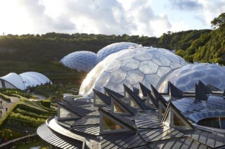 foto de uma área externa com muita natureza e edificações esféricas espelhadas