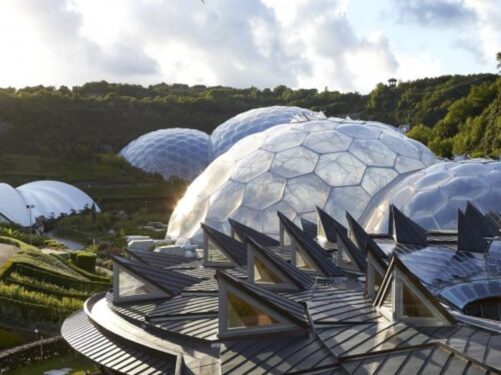 foto de uma área externa com muita natureza e edificações esféricas espelhadas