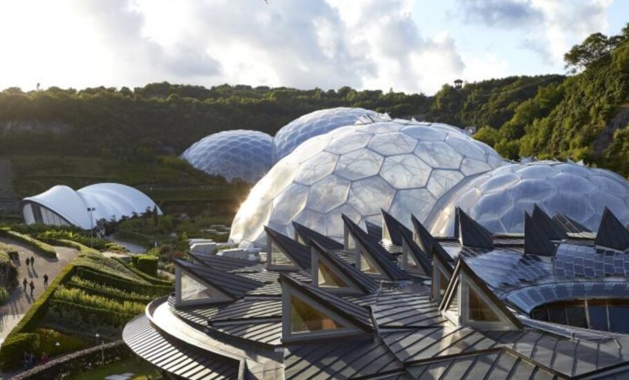 foto de uma área externa com muita natureza e edificações esféricas espelhadas