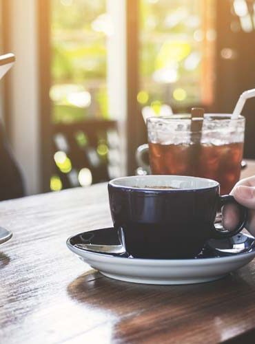 fotografia de uma mesa com xícara de chá