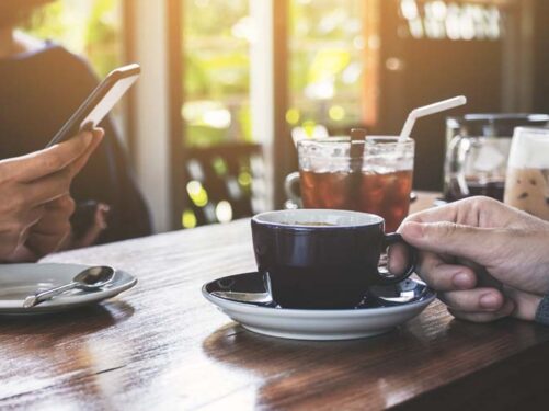 fotografia de uma mesa com xícara de chá