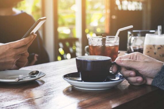 fotografia de uma mesa com xícara de chá