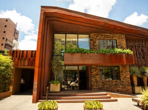 fotografia de um dos bares no batel, com fachada em madeira e tijolos e grandes janelas