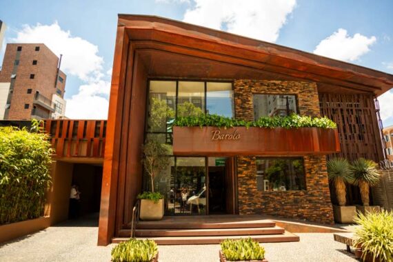 fotografia de um dos bares no batel, com fachada em madeira e tijolos e grandes janelas