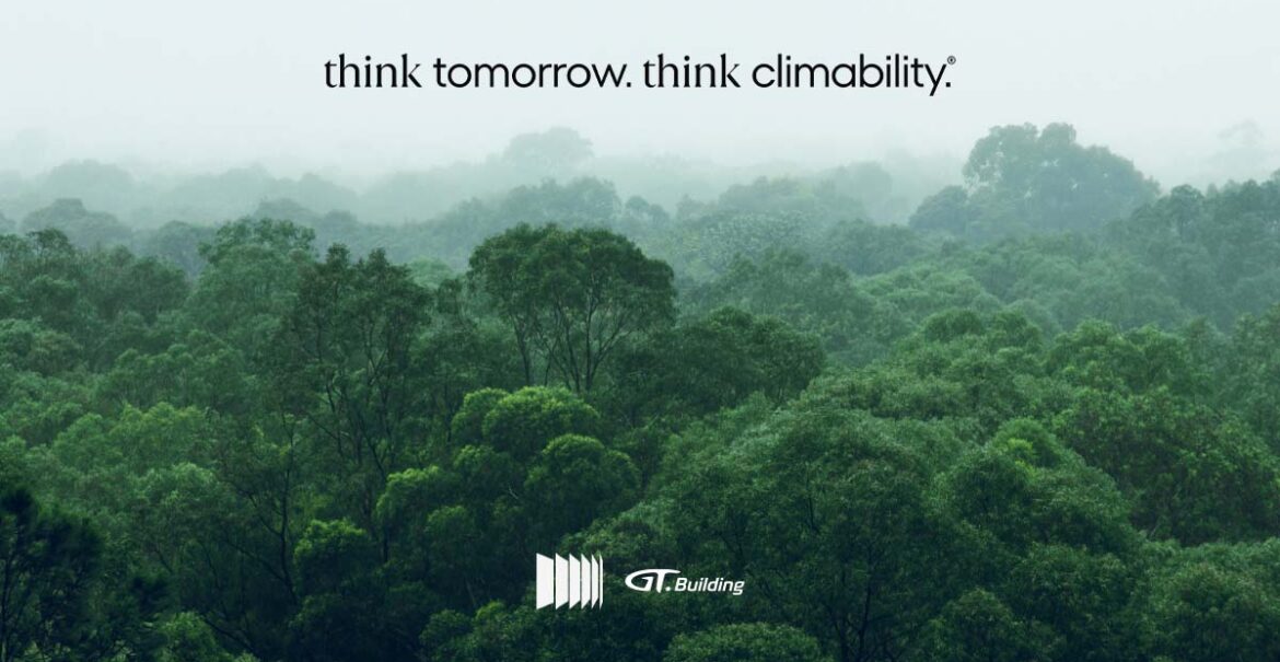 fotografia aérea de uma floresta com o texto "think tomorrow. think climability"