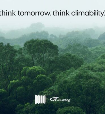 fotografia aérea de uma floresta com o texto "think tomorrow. think climability"