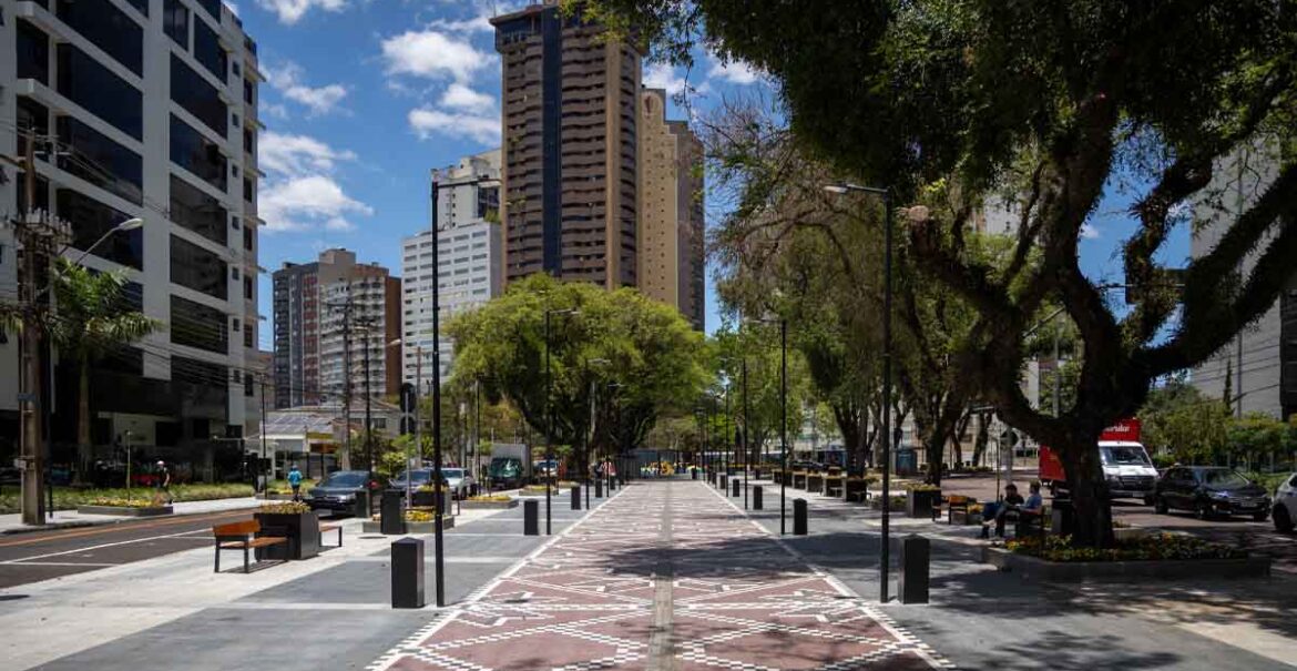 Fotografia de uma rua do bairro Bigorrilho, em Curitiba