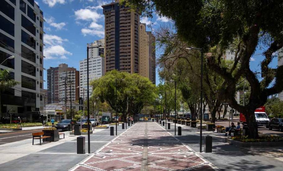 Fotografia de uma rua do bairro Bigorrilho, em Curitiba